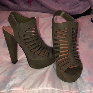 Olive green heels 👠